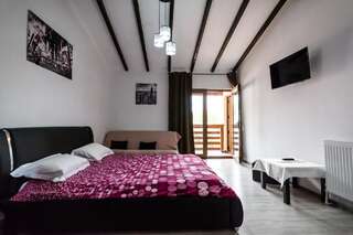 Отели типа «постель и завтрак» Blackberries House Тыргу-Окна Улучшенный номер с кроватью размера «king-size»-7